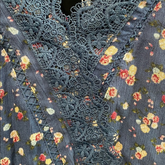 Polly & Esther Navy Floral Lace Trim Blouse. Beautiful and Feminine. XS. NWT - Picture 7 of 11